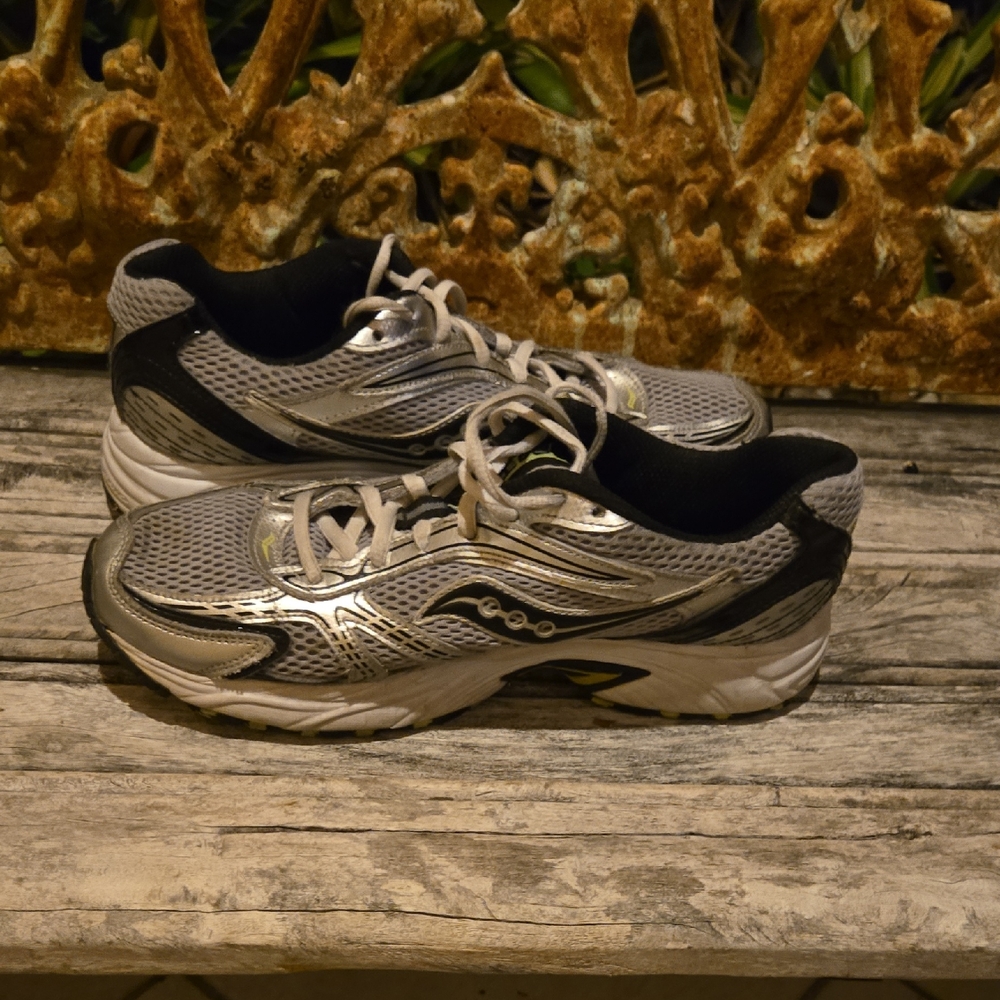 Saucony OASIS Metallic Silver and Black Sneakers Size 9 Men
